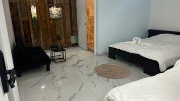 3 chambres, fer et planche à repasser, Wi-Fi gratuit, draps fournis