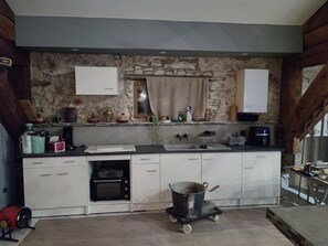 Een koelkast, een magnetron, een oven, een kookplaat