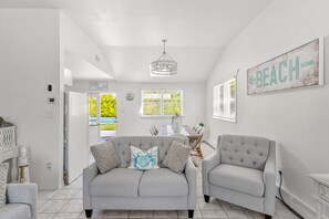 TV - Sunny home near private community beach with private pool, pool spa, backyard (Orient)