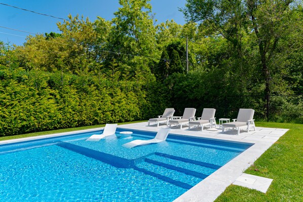 A heated pool - Sunny home near private community beach with private pool, pool spa, backyard (Orient)