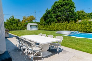 Outdoor dining - Sunny home near private community beach with private pool, pool spa, backyard (Orient)