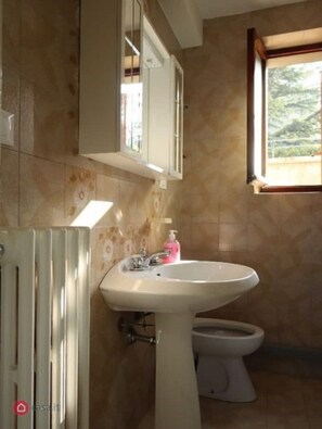 Douche, articles de toilette gratuits, sèche-cheveux, bidet