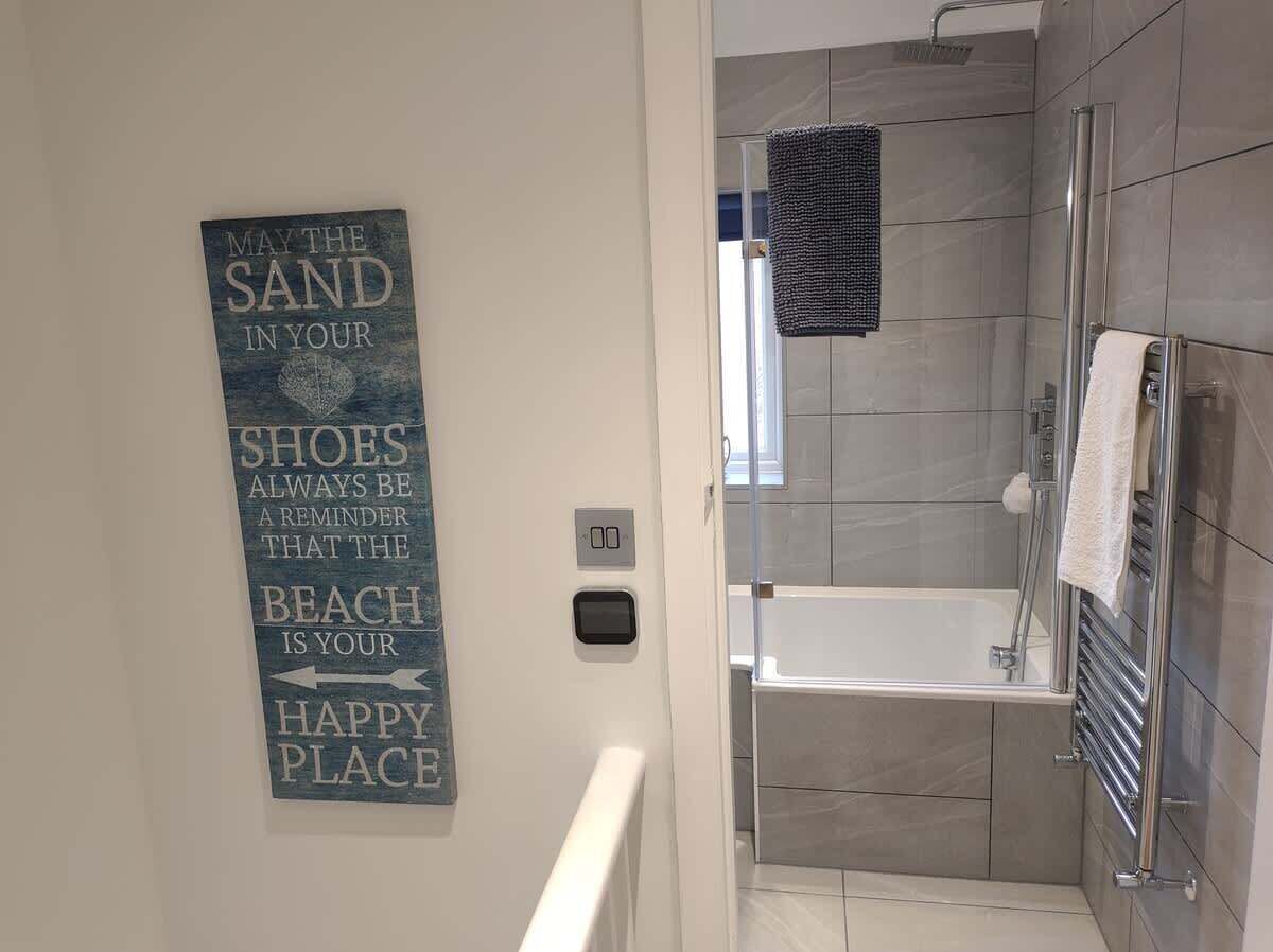 Bathtub, towels