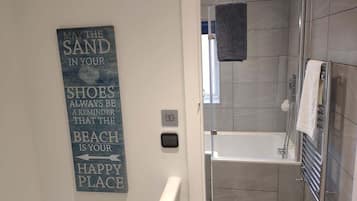 Bathtub, towels