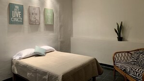 Ropa de cama de alta calidad, edredón, wifi gratis y muebles diferentes 