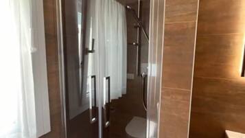 Douche, sĂšche-cheveux, serviettes fournies