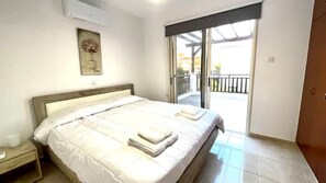 6 bedrooms, iron/ironing board, WiFi, bed sheets