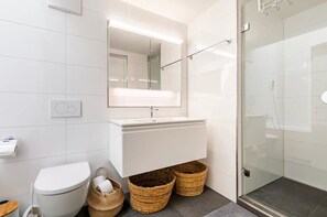 Haartrockner, Handtücher, Seife, Toilettenpapier