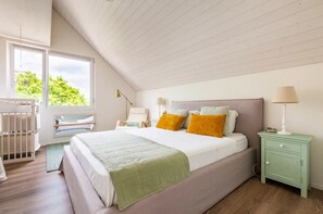 3 bedrooms, desk, iron/ironing board, travel crib