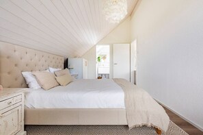 3 Schlafzimmer, Schreibtisch, Bügeleisen/Bügelbrett, Reisekinderbett