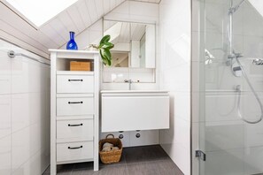 Hårtørrer, håndklæder, Sæbe, Toiletpapir