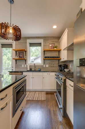 Refrigerador, microondas, horno, placa de cocina