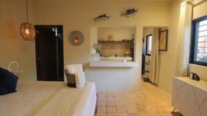 1 quarto, escrivaninha, berço de viagem, acesso à internet