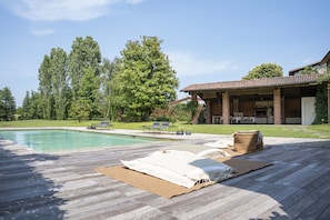 Piscina externa sazonal, funciona das 8h às 19h, espreguiçadeiras