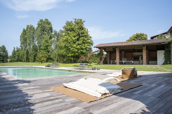 Seasonal outdoor pool, open 8:00 AM to 7:00 PM, pool loungers