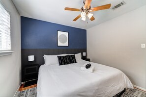 Room - NEW! Happy Hollow-- w/ 3 King Beds + Ping-Pong/Movie Room (Austin)