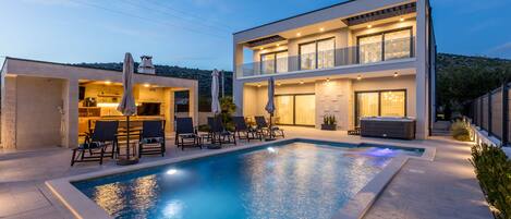 Piscine extérieure, piscine chauffée