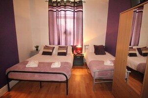 Comfort House | 4 bedrooms, desk, iron/ironing board, free WiFi