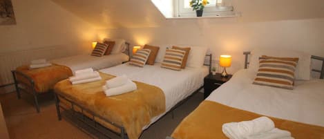 Comfort House | 4 bedrooms, desk, iron/ironing board, free WiFi