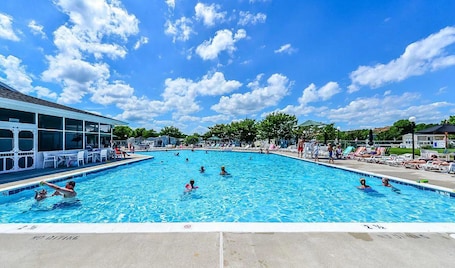 Outdoor pool. Comfortable cottage in gated community, 5 mins to OC and Assateague