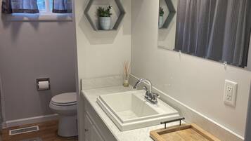 Towels, soap, shampoo, toilet paper
