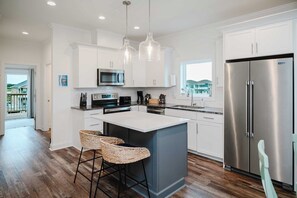 ثلاجة، ميكروويف، فرن، موقد طهي مسطح