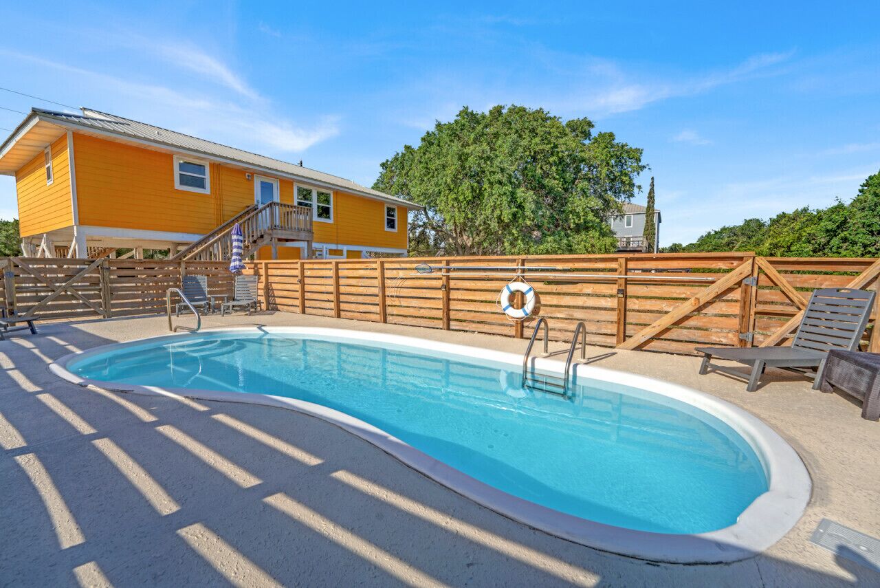 RARE 3 BR home across from beach, private pool, bikes, pet friendly, sleeps 9!