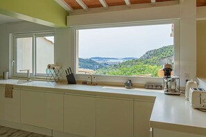 Fridge, microwave, oven, stovetop - Villa Jausserane (Toulon)