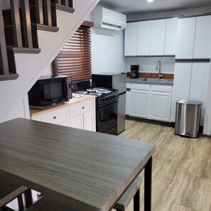 雪櫃、微波爐、焗爐、爐具