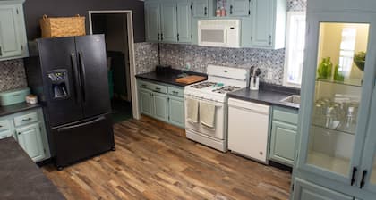 Family friendly bungalow with big yard and deck, close to town