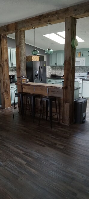 Jääkaappi, mikroaaltouuni, uuni, astianpesukone