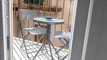 Deluxe Double Room | 1 bedroom, minibar, in-room safe, soundproofing