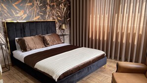 A modern bedroom with a large bed, a headboard, a lamp, and a chair. - Villa with Private Pool and Douro Valley Views – 10 Minutes from Peso da Régua (Peso da Régua)