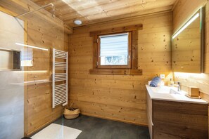 Dusj, hårføner og håndklær