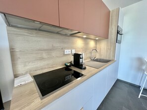 สตูดิโอ | ครัวส่วนตัว | ตู้เย็น, ไมโครเวฟ, เตาอบ, เครื่องล้างจาน