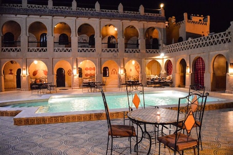 Una piscina al aire libre, sombrillas, guardavidas en la propiedad