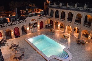 Outdoor pool, pool umbrellas, lifeguards on site - Nasser Palace Hôtel & Bivouacs (Taouz)