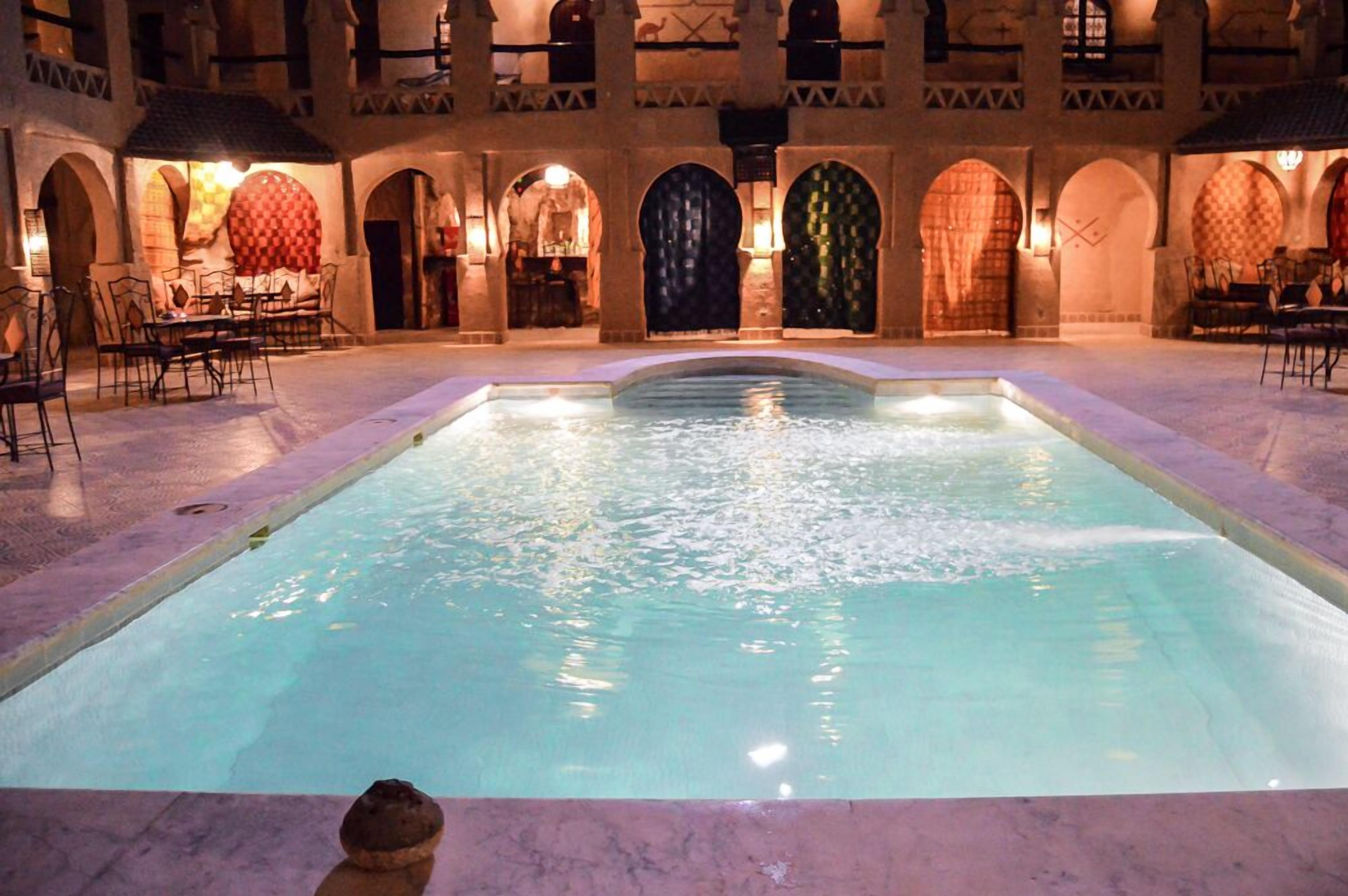 Una piscina al aire libre, sombrillas, guardavidas en la propiedad