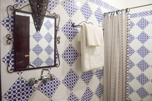 Shower, rainfall showerhead, free toiletries, hair dryer - Nasser Palace Hôtel & Bivouacs (Taouz)