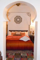 Tabla de planchar con plancha, wifi gratis y ropa de cama 