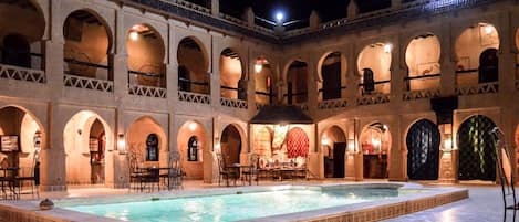 Piscine extérieure, parasols de plage, maîtres-nageurs sur place