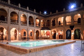 Outdoor pool, pool umbrellas, lifeguards on site - Nasser Palace Hôtel & Bivouacs (Taouz)