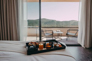 Premium bedding, pillow-top beds, minibar, in-room safe - Hotel Moderne (Porto-Vecchio)