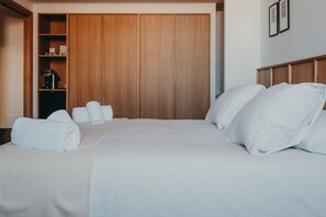 Roupas de cama premium, camas com colchões pillow-top, frigobar