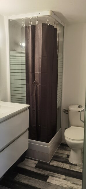 تجهيزات دش، مناشف، صابون، ورق حمّام