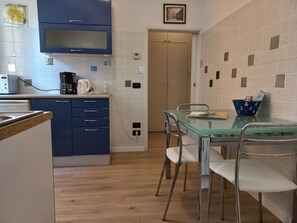 Fridge, oven, stovetop, electric kettle