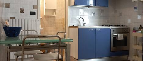Fridge, oven, stovetop, electric kettle