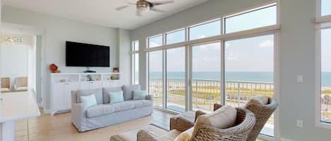 テレビ、テーブルサッカー台、書庫