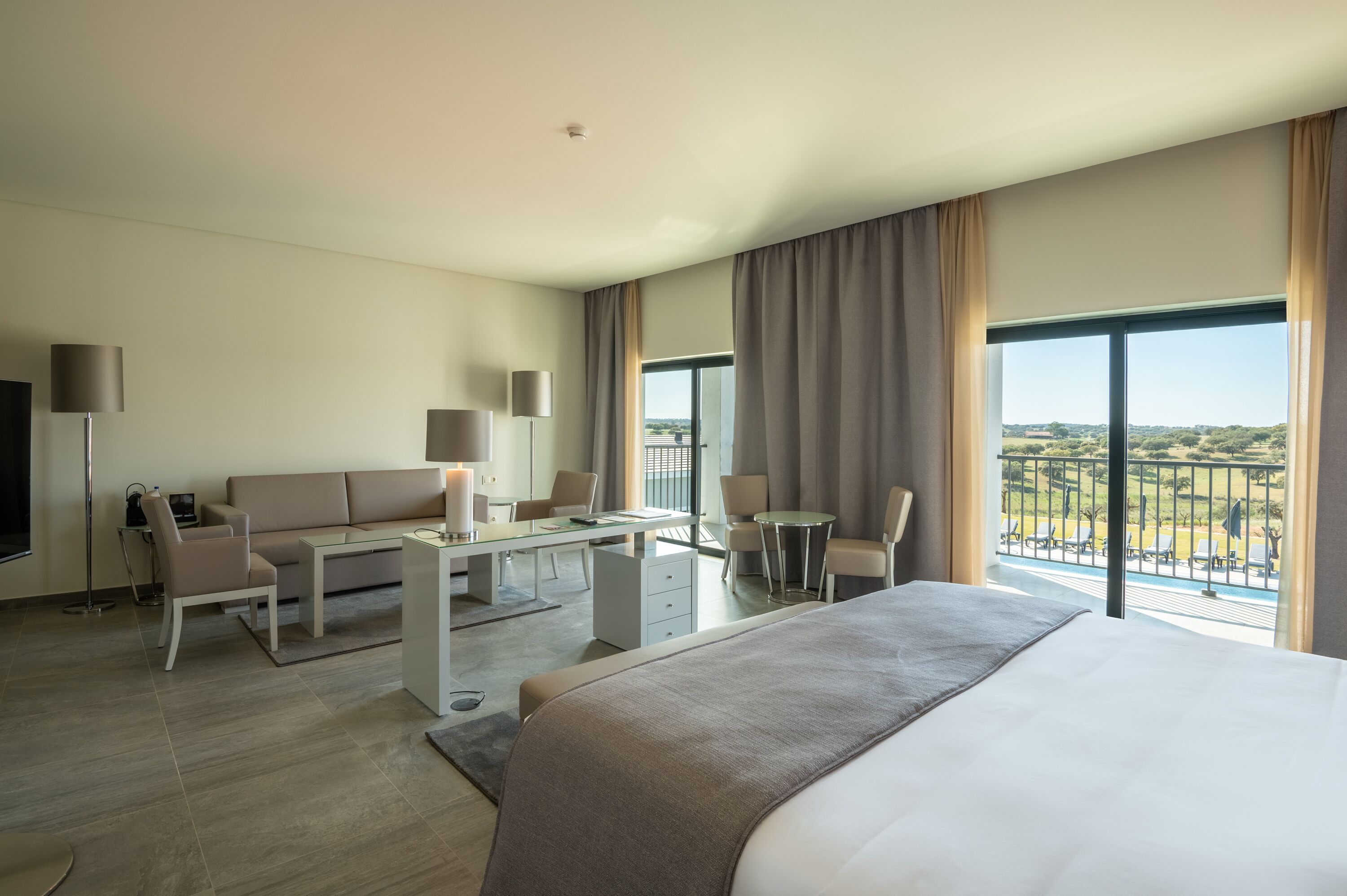 套房 | 迷你吧、客房内保险箱、办公桌、免费 WiFi