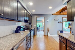 ثلاجة، ميكروويف، فرن، موقد طهي مسطح